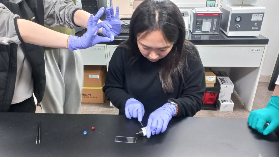 나 칼들고 있음.jpg