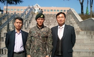 그냥 소년같이 내성적이고 차분했던 이미지만 가지고 있던 녀셕이 군입대한다고 인사하고 돌아선지 어제같은데 깜짝 놀랄만큼 멋진 사나이가 되어 첫 휴가를 나왔답니다. 너무도 멋있고 당당한 표정에 순간 말문을 잃었지만, 또 바로 걱정스런 맘이 함께드는 또 다른 아릿한 맘뿐이었습니다. 힘들기로 소문난 전방의 GP부대에 배속되어 근무한다는 말... 감사하고 반가웠던 맘은 금세 사라지고 염려의 맘만이 한참을 가슴에서 맴돌았으나, 선생의 맘을 알았는지 오히려 더 당당